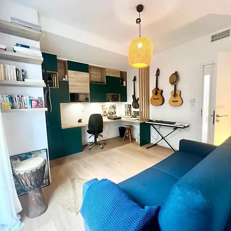 Bright And Stylish In Center 2 Bedrooms Дом отдыха