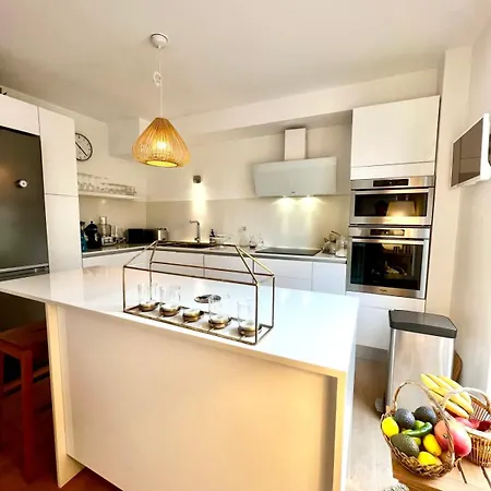 Bright And Stylish In Center 2 Bedrooms Антиб