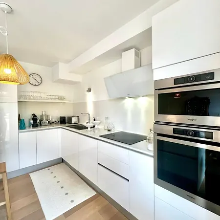 Bright And Stylish In Center 2 Bedrooms *