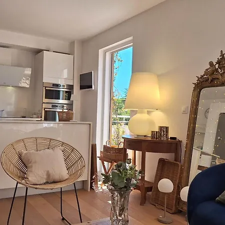Дом отдыха Bright And Stylish In Center 2 Bedrooms Антиб