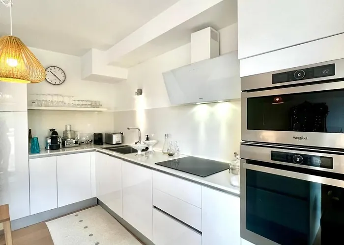 Bright And Stylish In Center 2 Bedrooms *