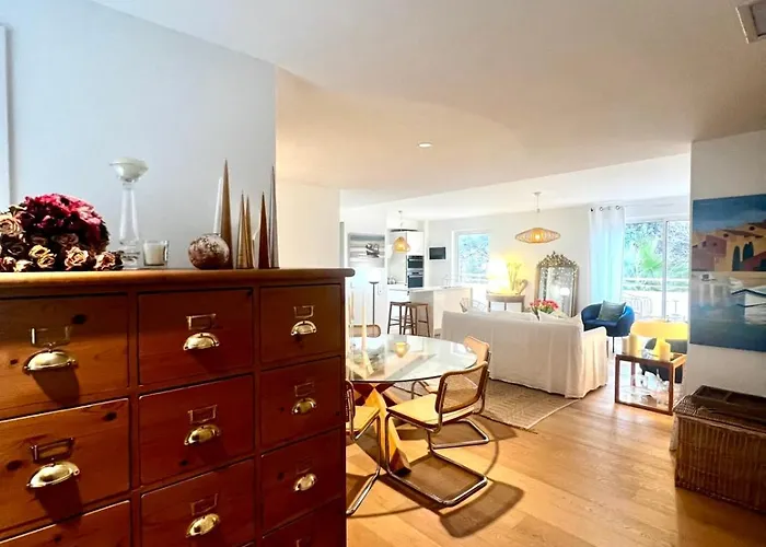 Bright And Stylish In Center 2 Bedrooms